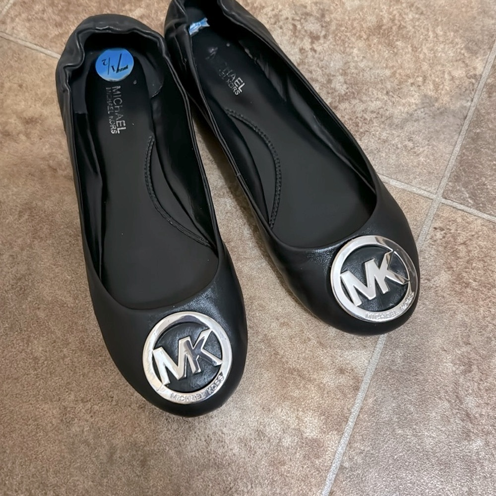Michael Kors -Black Ballet flats !! So cute ☺️